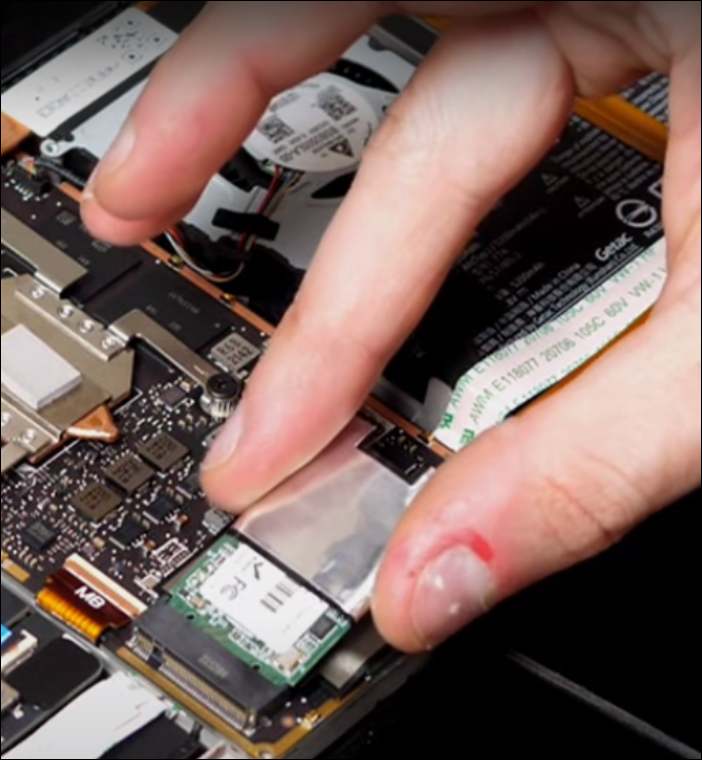 새 SSD를 삽입하세요.