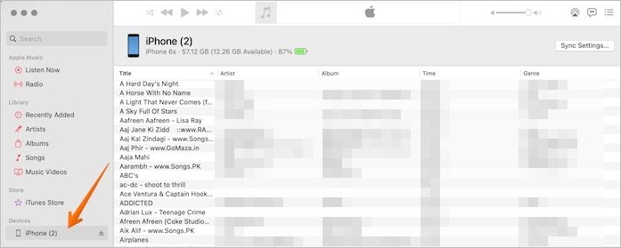 왼쪽 사이드바에서 iPhone 이름을 클릭합니다.