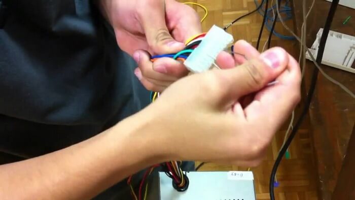 컴퓨터 케이블을 확인하십시오